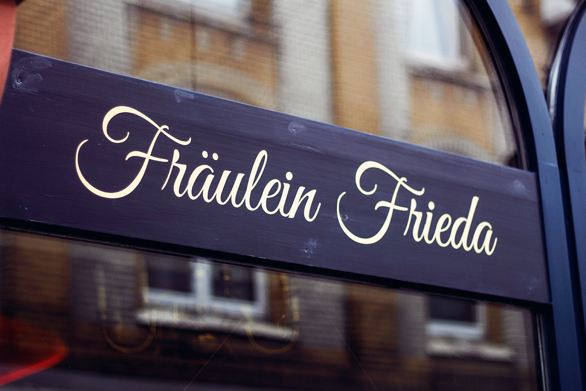 Entdecke das Café Fräulein Frieda in Neumünster. Dort gibt es ein köstliches Frühstück, hausgebackene Kuchen, Kaffee und DEN besten New York Cheesecake!