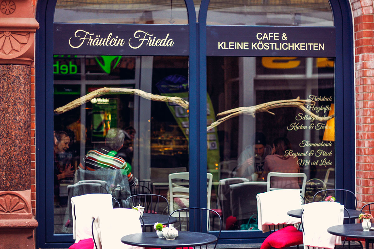 Entdecke das Café Fräulein Frieda in Neumünster. Dort gibt es ein köstliches Frühstück, hausgebackene Kuchen, Kaffee und DEN besten New York Cheesecake!