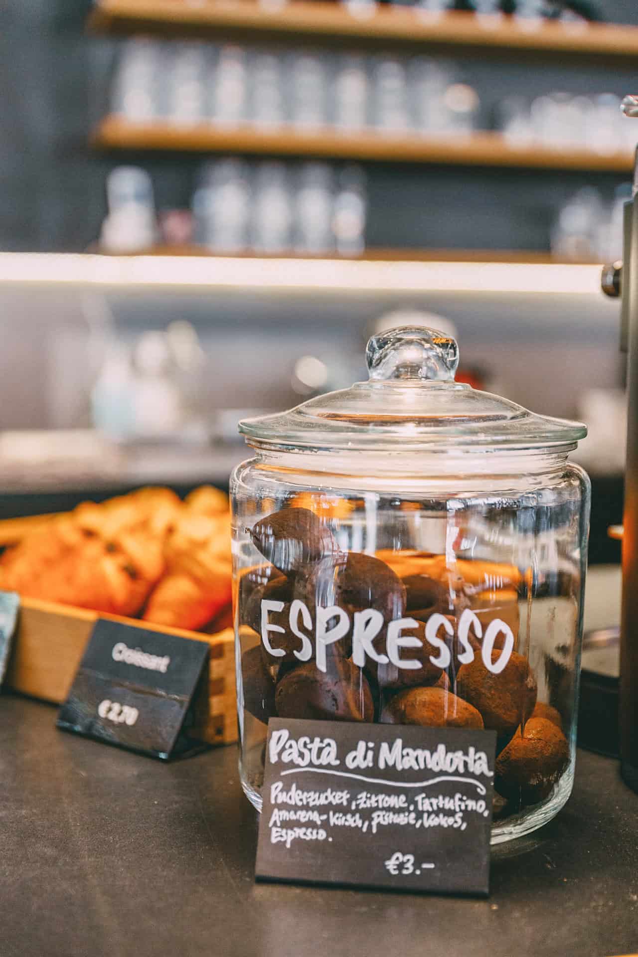 Ein Glas voller italienischer Gebäckstücke in der Sorte Espresso