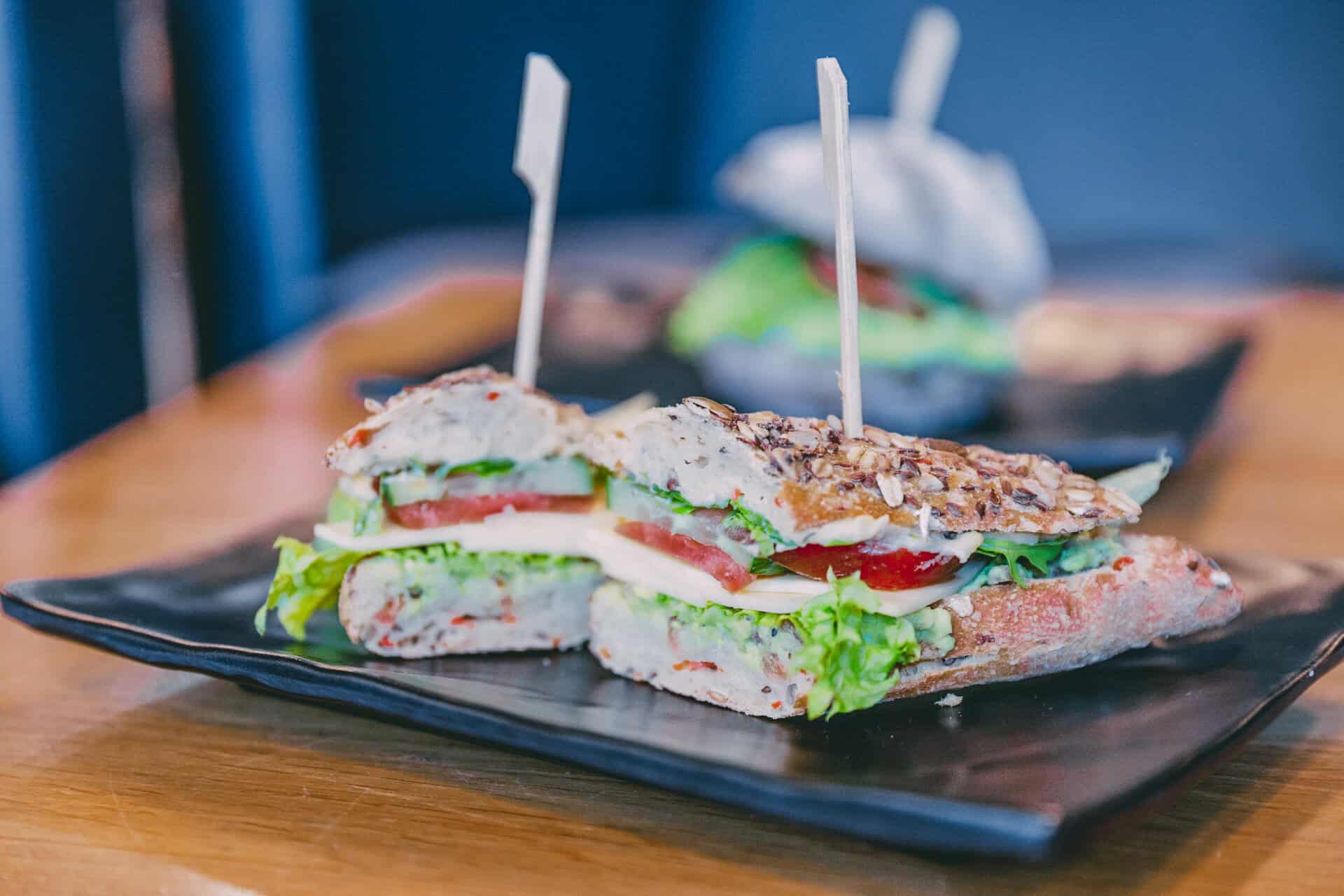 Eine herzhafte belegtes Vollkorn-Brötchen