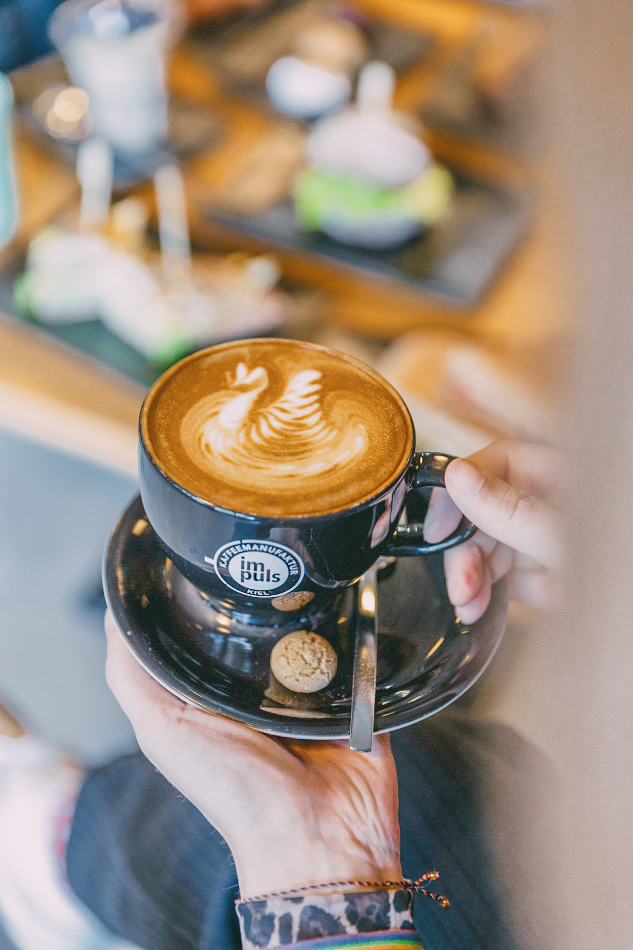 Eine Tasse Cappuccino mit Latte-Art in der impuls Kaffeerösterei Kiel