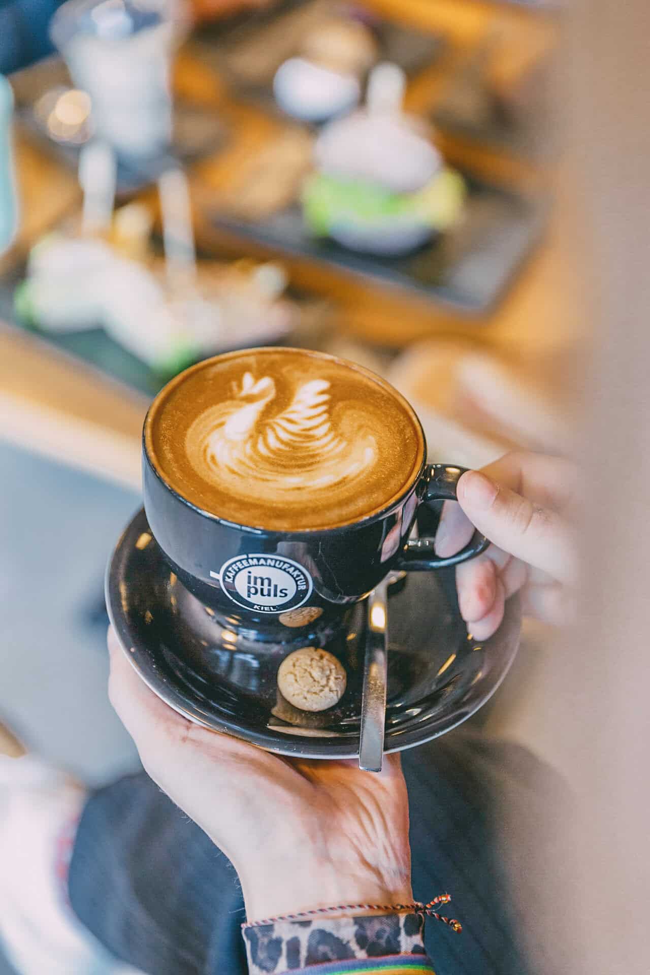 Eine Tasse Cappuccino mit Latte-Art in der impuls Kaffeerösterei Kiel