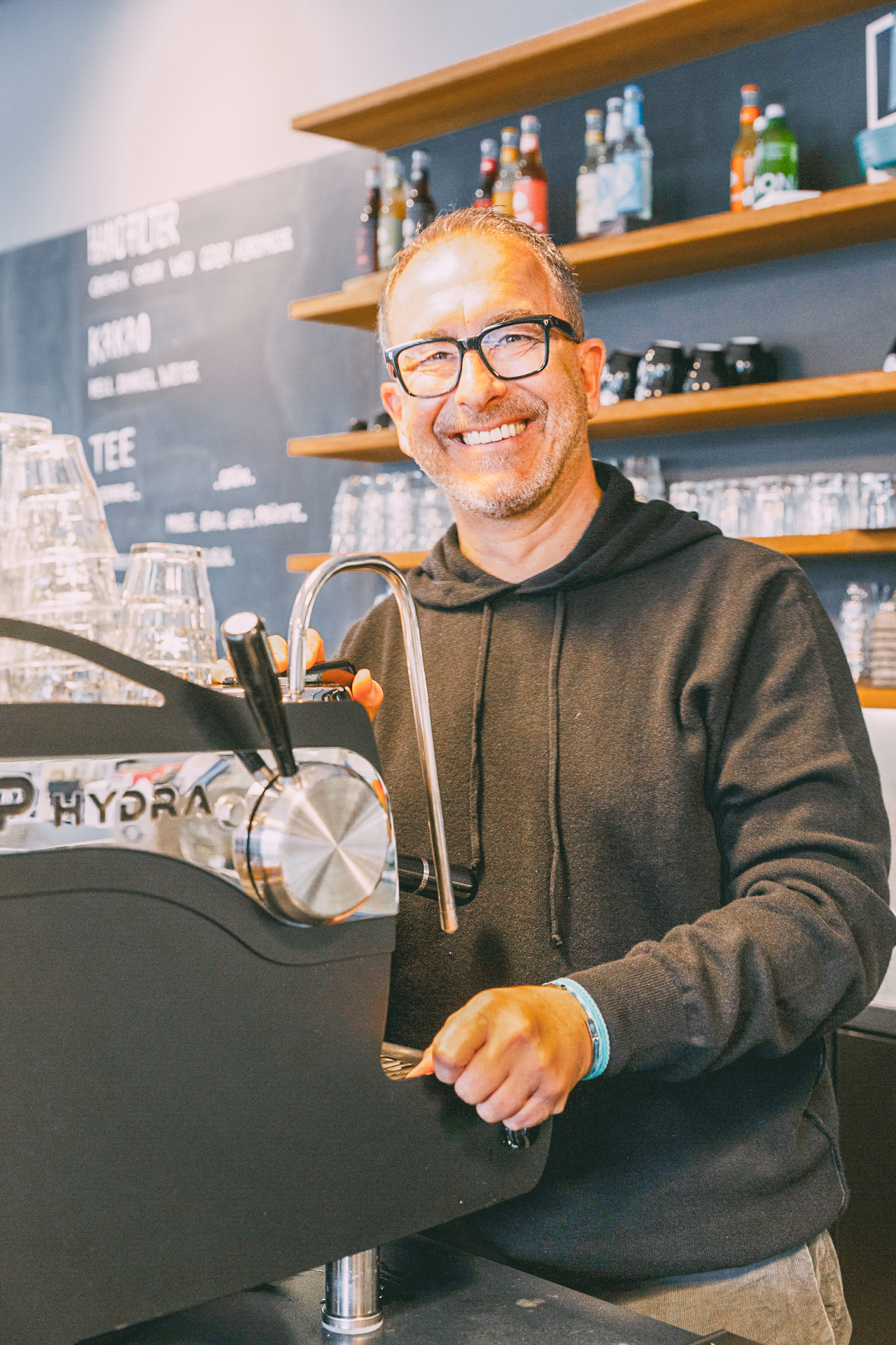 Inhaber von der impuls Kaffeerösterei in Kiel: Rainer Burkhardt an der Kaffeemaschine