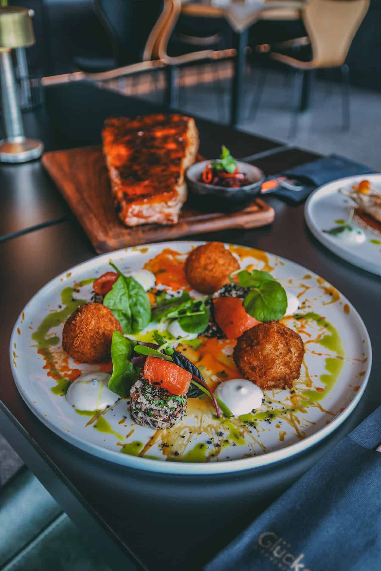 Reisbällchen mit Quinoa, Ripüpchen vom Apfelschwein und Mindip im Glückselig