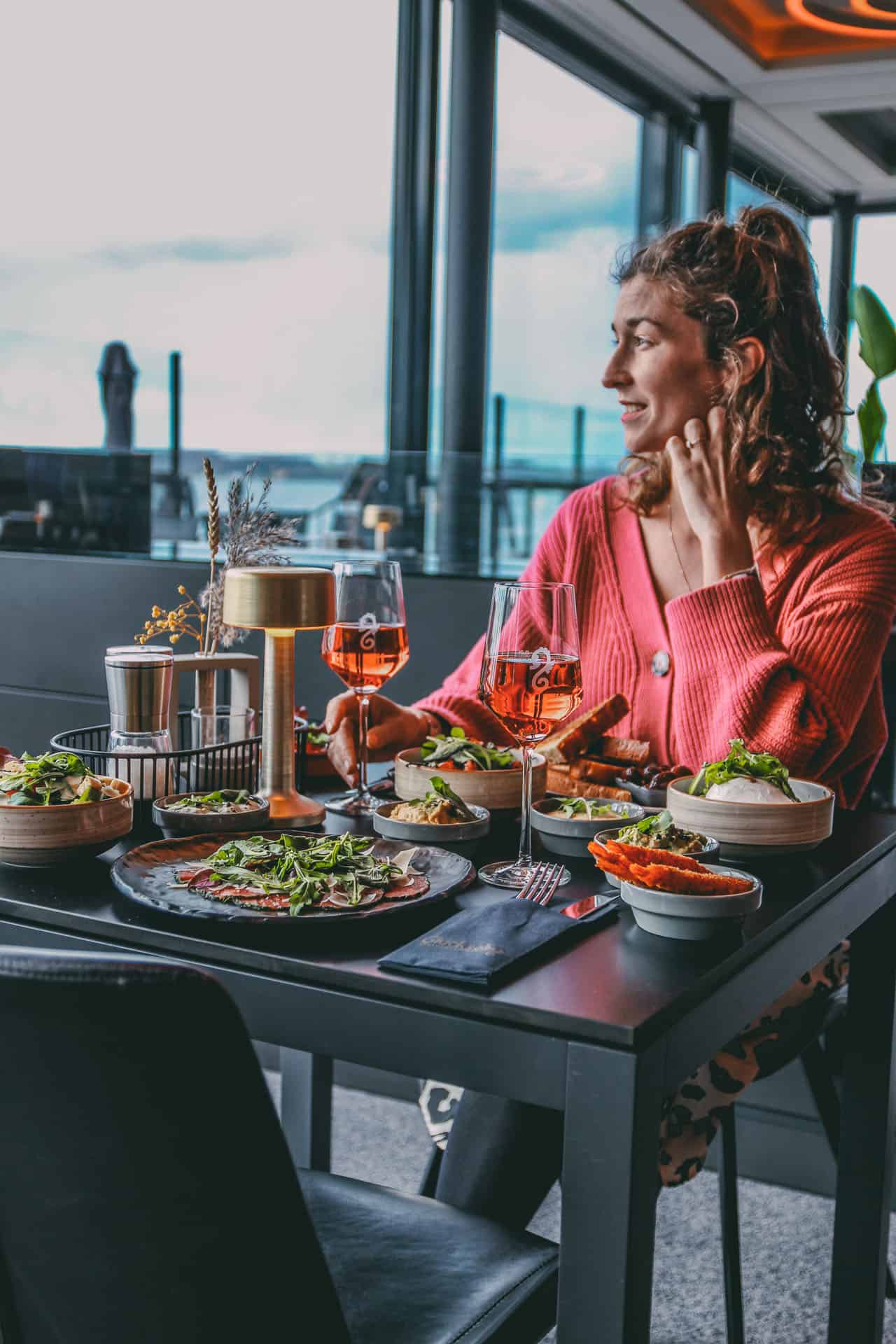 Förde Fräulein Redakteurin Mona beim Essen im Glückselig, GLücksburg