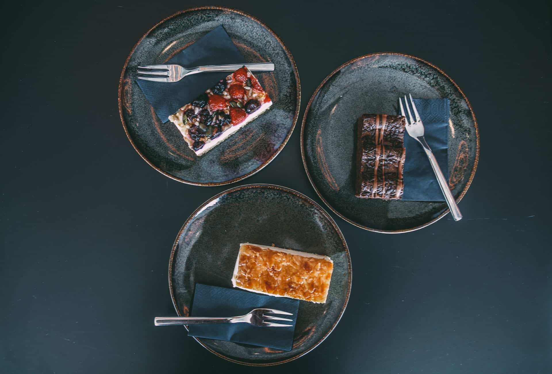 Bienenstich, Schokotorte, Obstschnittchen im Deli des Glückselig