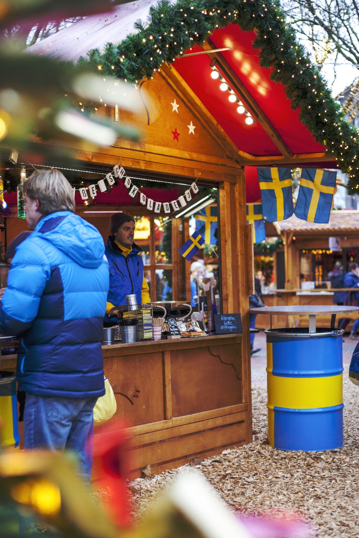 Schwedenhuette-Bude-Weihnachtsmarkt-Kiel-Elchburger-Koetbulla-waffel-heisseschokolade-nachhaltig-regional