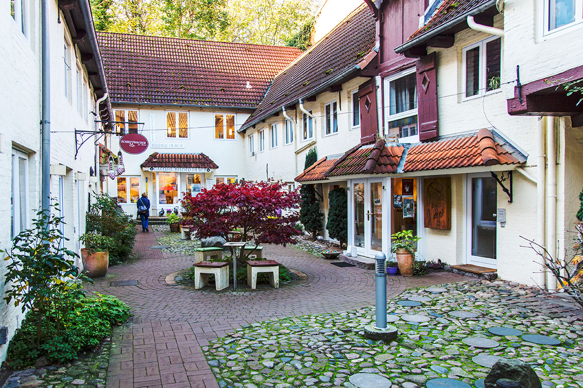 Entdecke die Rote Straße in Flensburg: Cafés, Restaurants, Hinterhöfe und individuelle Geschäfte