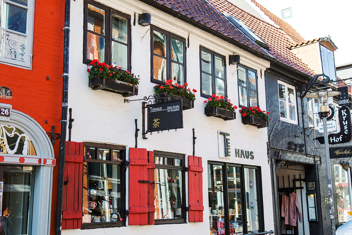 Entdecke die Rote Straße in Flensburg: Cafés, Restaurants, Hinterhöfe und individuelle Geschäfte