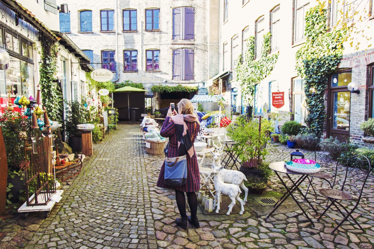 Entdecke die Rote Straße in Flensburg: Cafés, Restaurants, Hinterhöfe und individuelle Geschäfte