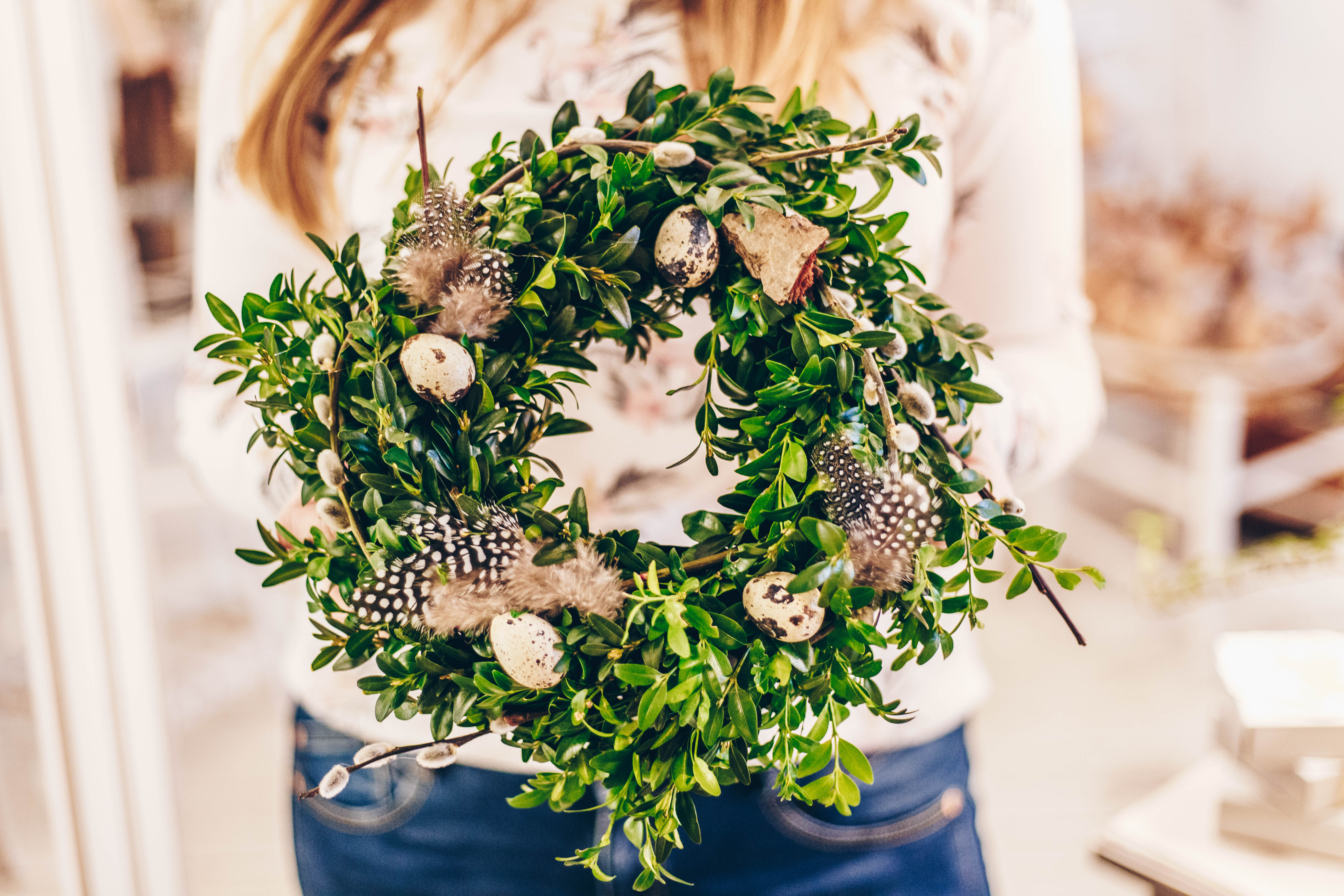 Bei einem Floristik-Workshop im Laden Raumzutat in Kiel zeigt dir Floristin Oleksandra wie du kleine, florale Kunstwerke selbst gestalten kannst.