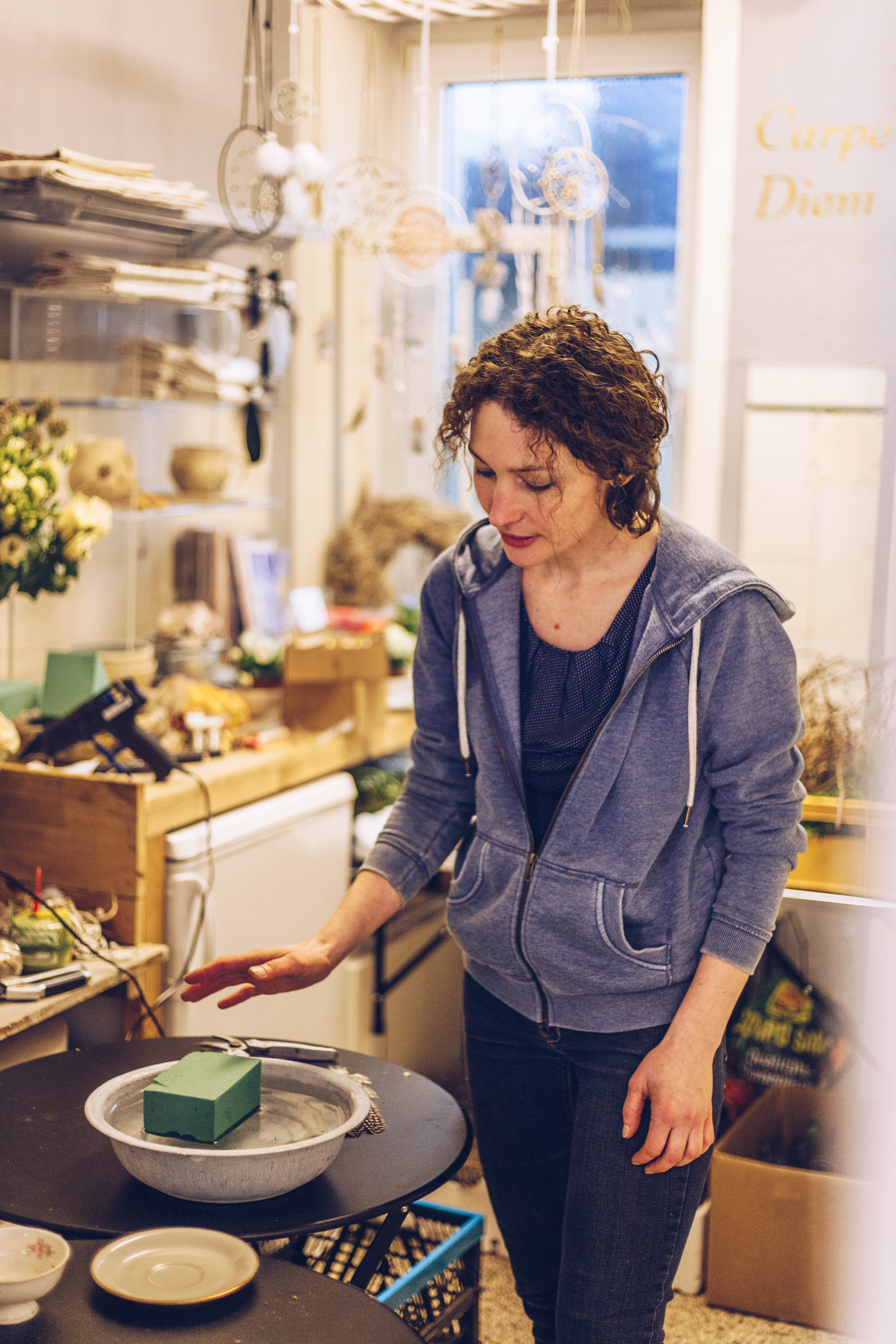 Bei einem Floristik-Workshop im Laden Raumzutat in Kiel zeigt dir Floristin Oleksandra wie du kleine, florale Kunstwerke selbst gestalten kannst.