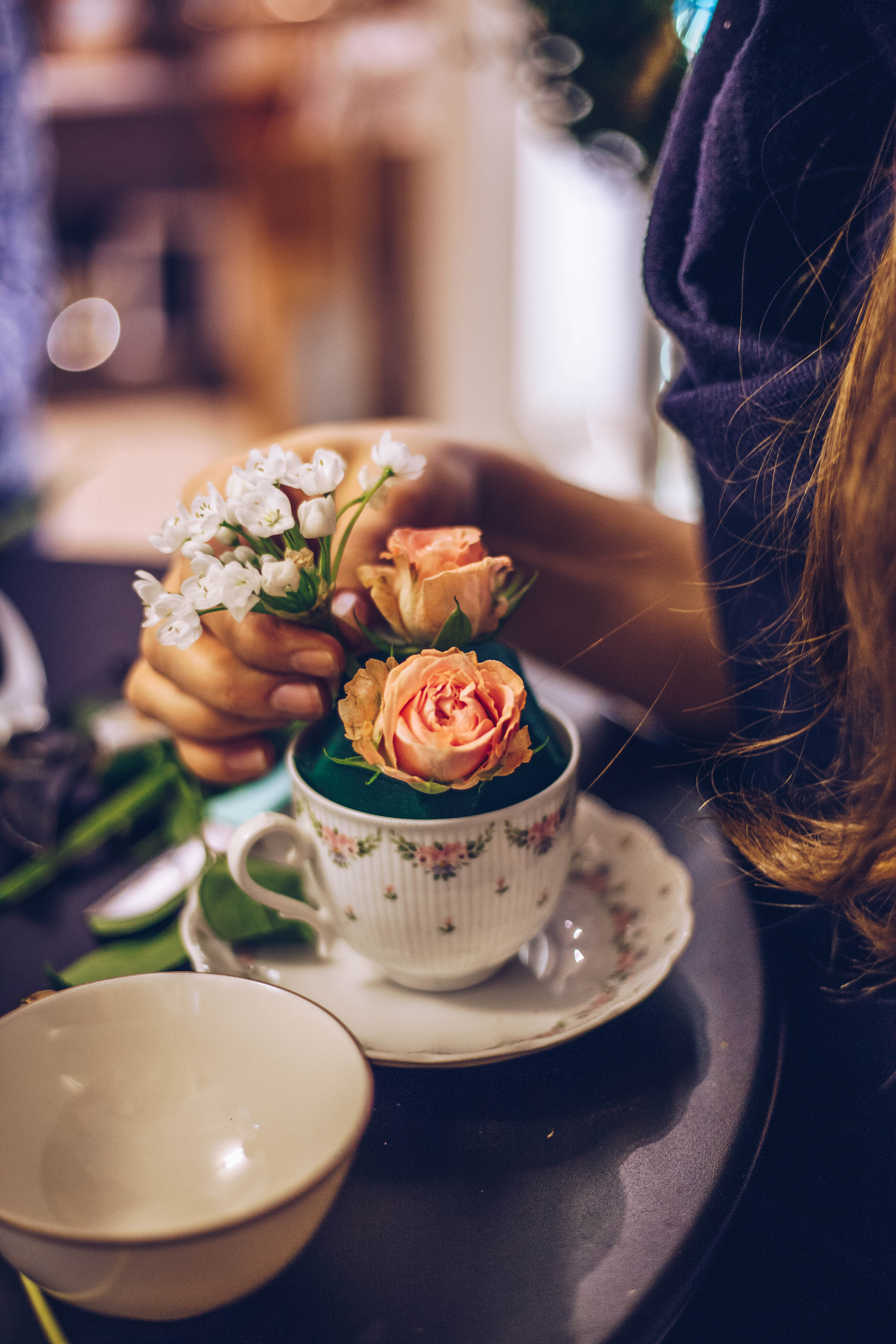 Bei einem Floristik-Workshop im Laden Raumzutat in Kiel zeigt dir Floristin Oleksandra wie du kleine, florale Kunstwerke selbst gestalten kannst.