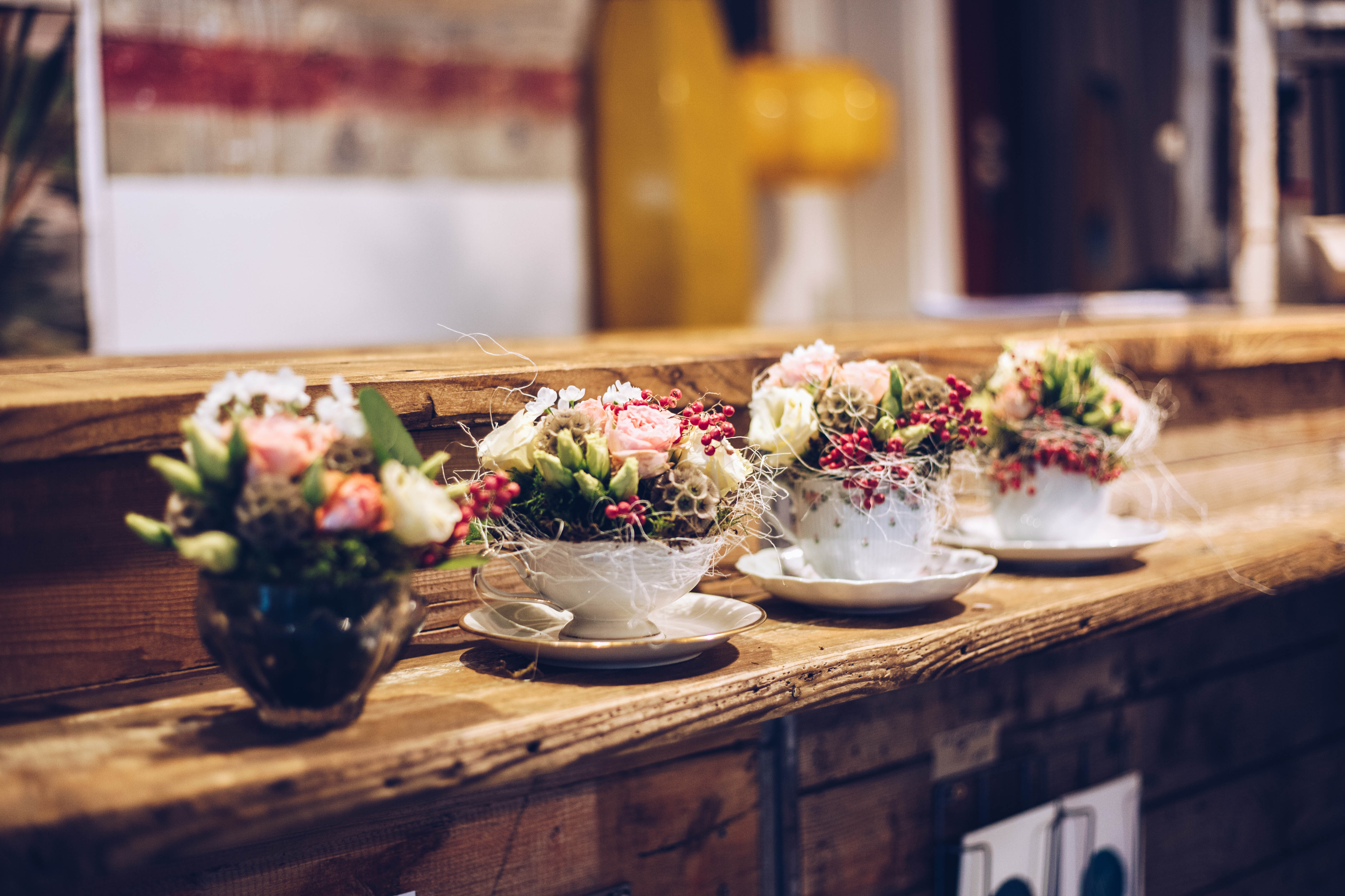 Bei einem Floristik-Workshop im Laden Raumzutat in Kiel zeigt dir Floristin Oleksandra wie du kleine, florale Kunstwerke selbst gestalten kannst.