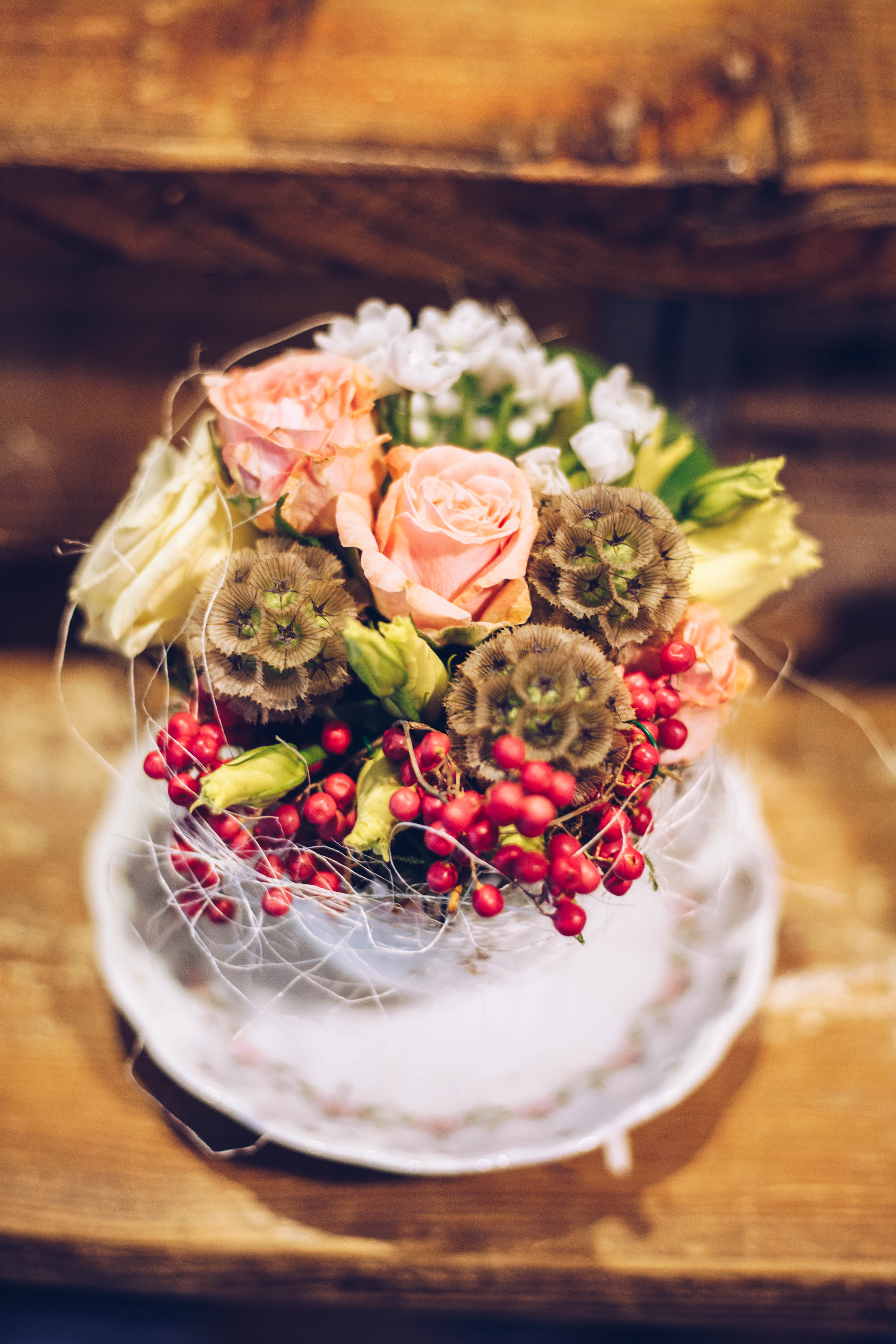 Bei einem Floristik-Workshop im Laden Raumzutat in Kiel zeigt dir Floristin Oleksandra wie du kleine, florale Kunstwerke selbst gestalten kannst.