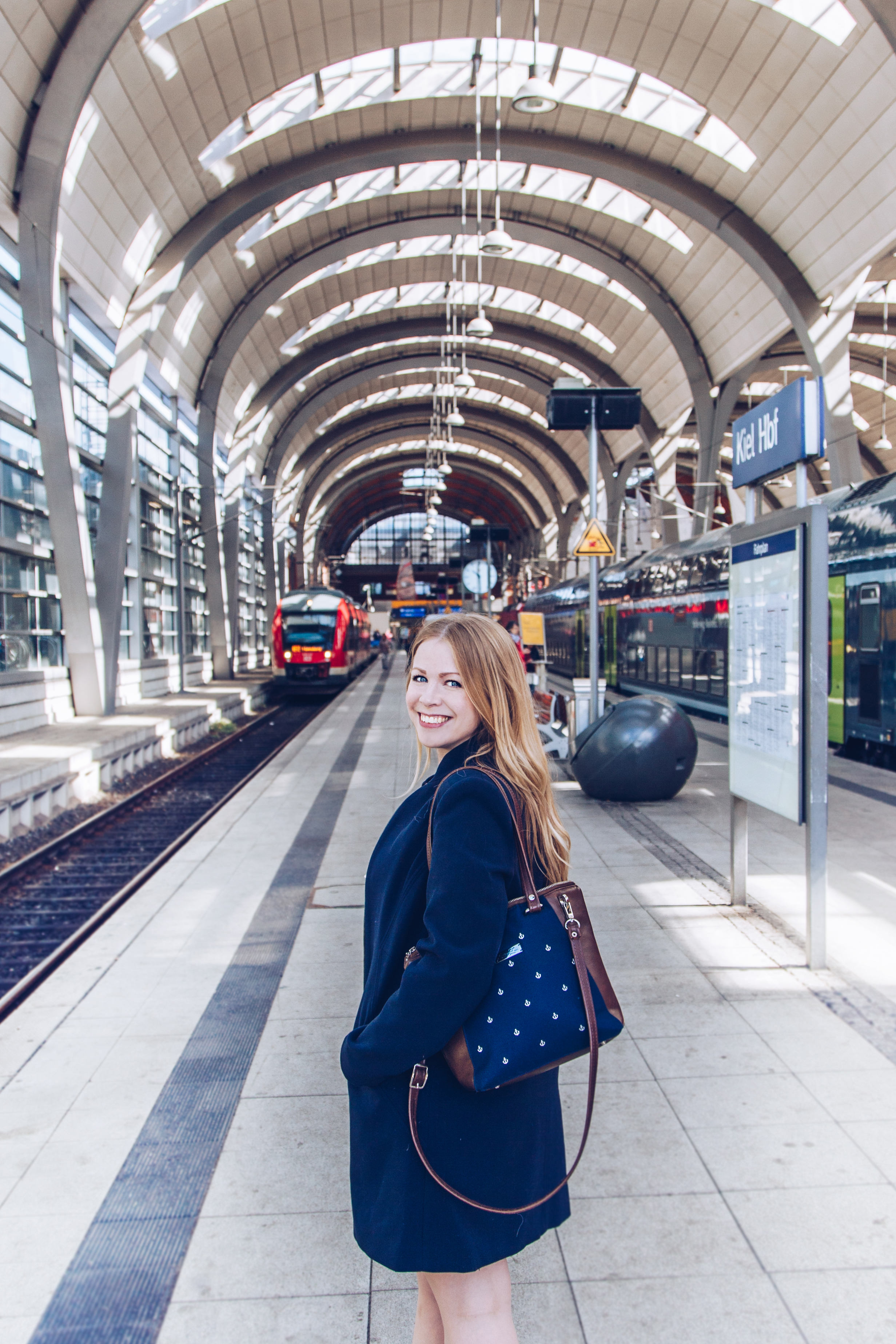 Finja steht am Bahnsteig am Kieler Hauptbahnhof