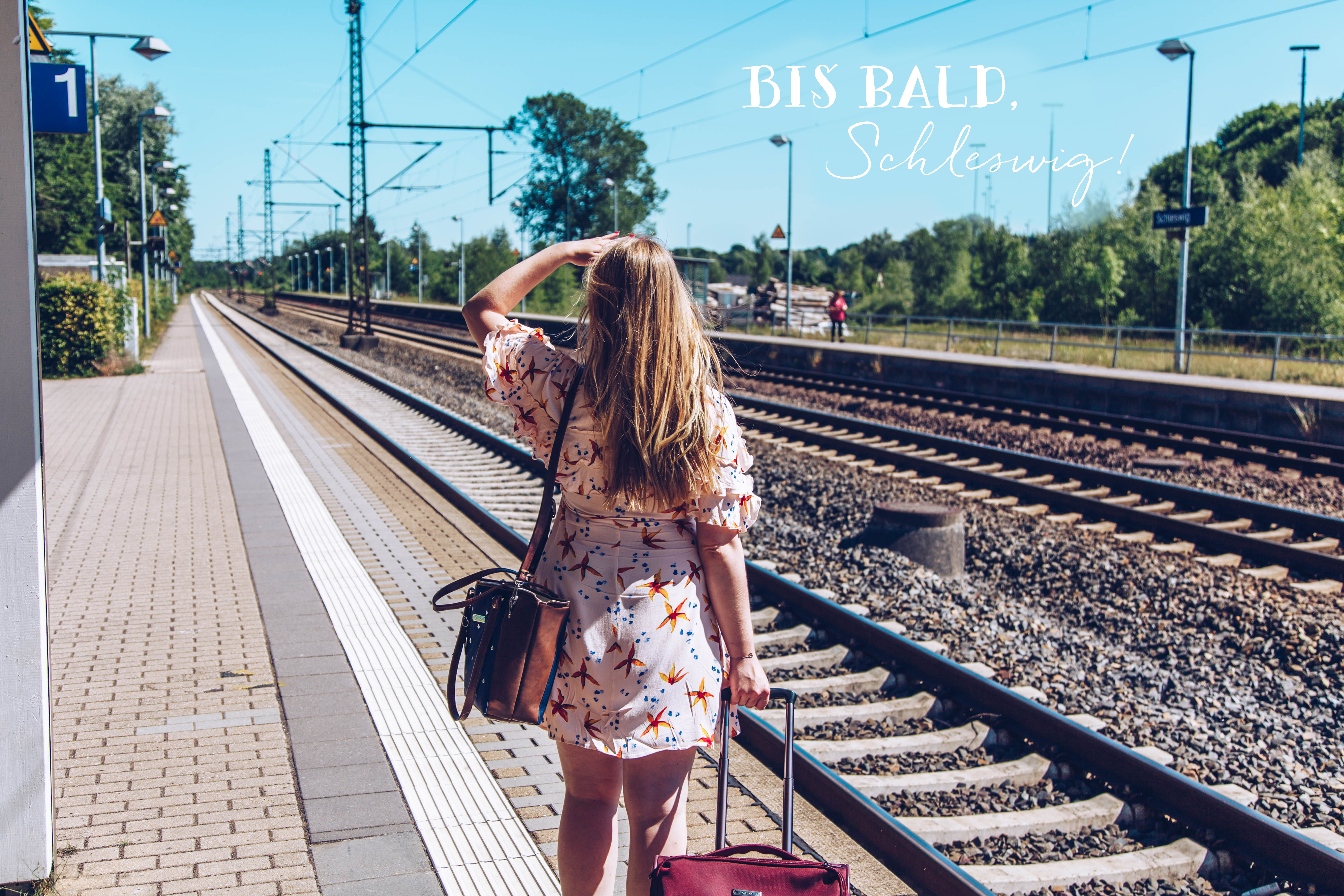 Finja steht am Bahnsteig am Bahnhof von Schleswig