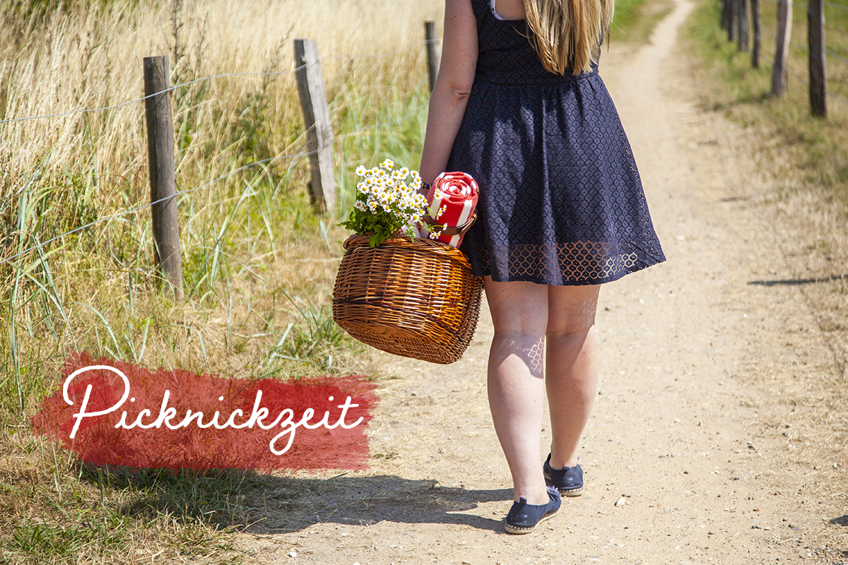 Begleite mich auf ein Leuchtturm-Picknick mit hella Mineralbrunnen in die wunderbare Natur und an den schönen Strand der kleinen Gemeinde Behrensdorf in der Hohwachter Bucht.