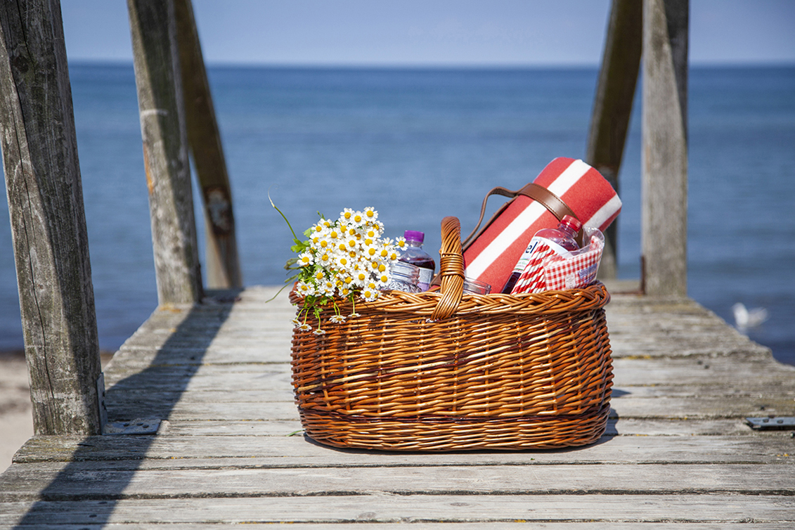 Begleite mich auf ein Leuchtturm-Picknick mit hella Mineralbrunnen in die wunderbare Natur und an den schönen Strand der kleinen Gemeinde Behrensdorf in der Hohwachter Bucht.