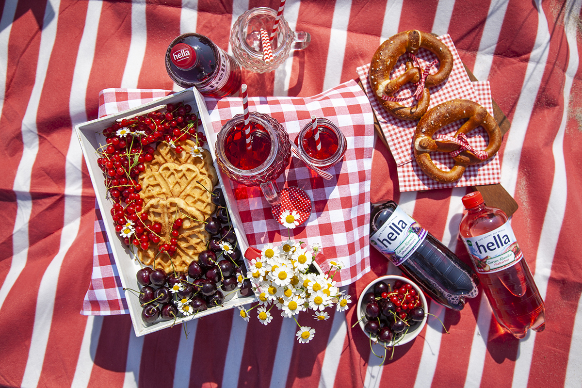 Begleite mich auf ein Leuchtturm-Picknick mit hella Mineralbrunnen in die wunderbare Natur und an den schönen Strand der kleinen Gemeinde Behrensdorf in der Hohwachter Bucht.