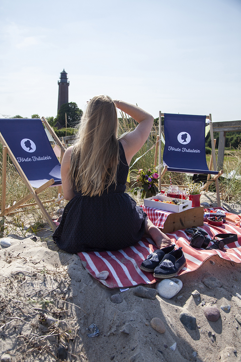 Begleite mich auf ein Leuchtturm-Picknick mit hella Mineralbrunnen in die wunderbare Natur und an den schönen Strand der kleinen Gemeinde Behrensdorf in der Hohwachter Bucht.