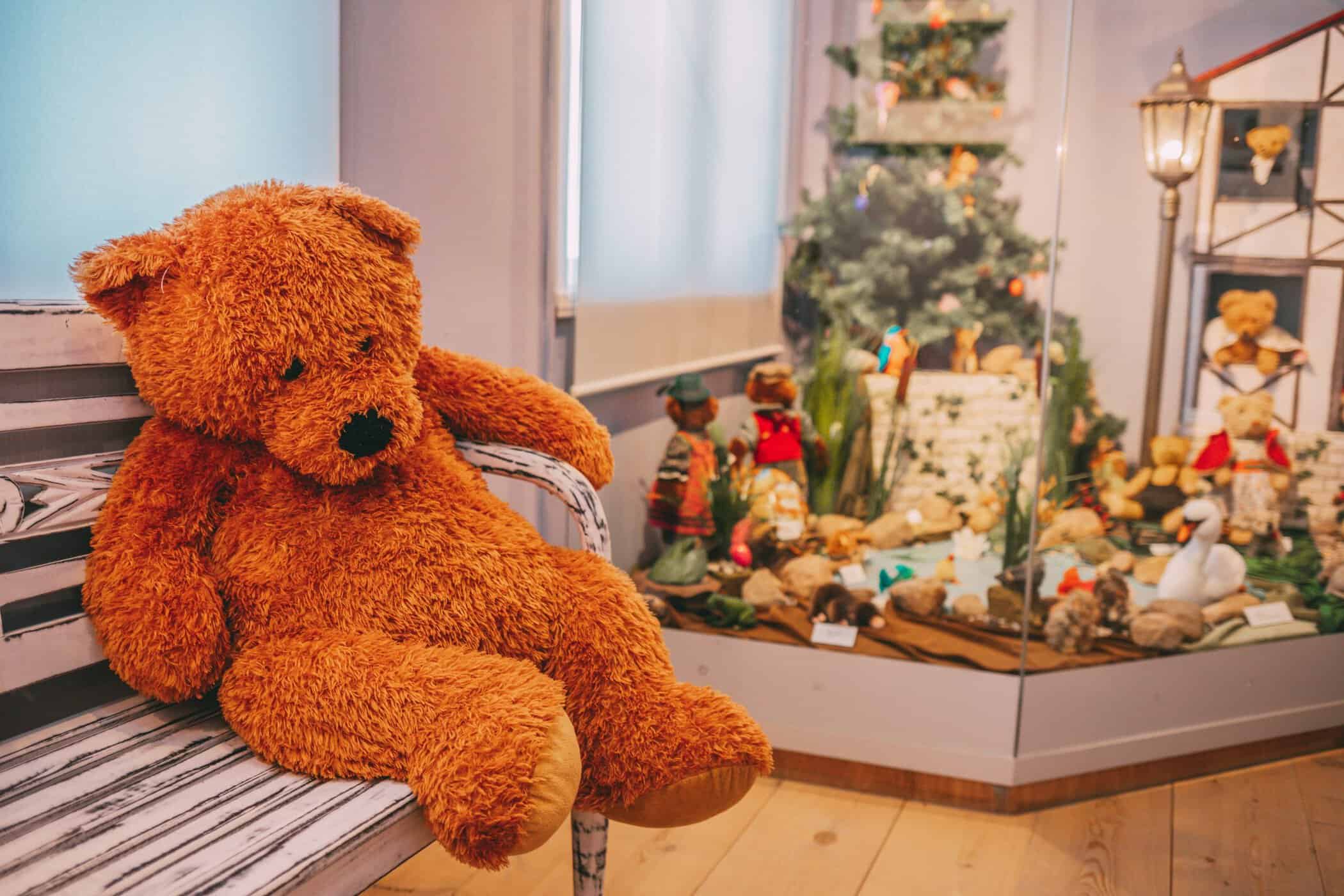 Ein großer Teddybär auf einer Bank