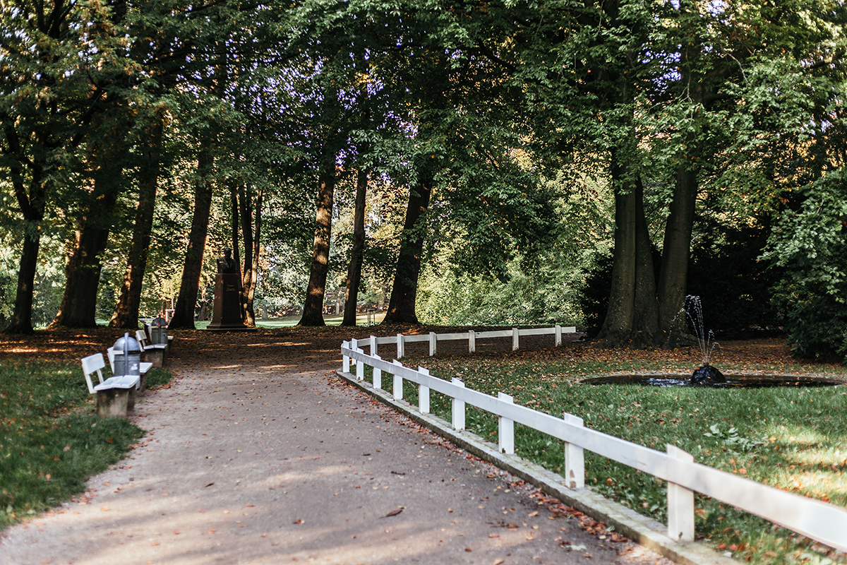 Bäume, Bänke und ein Pfad im Husumer Schlosspark