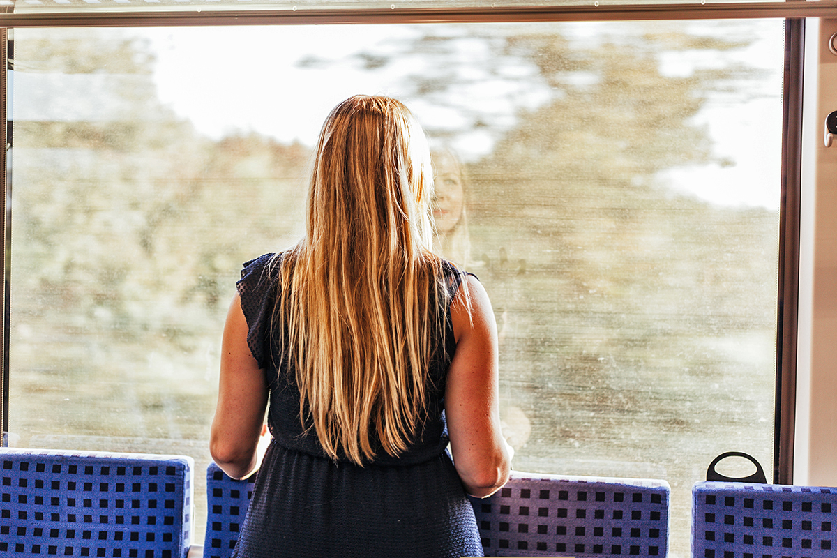 Finja steht im Zug und schaut aus dem Fenster