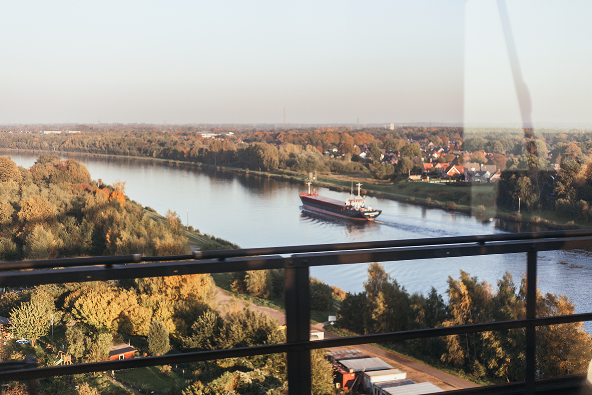 Der Nord-Ostsee-Kanal aus einem fahrenden Zug fotografiert