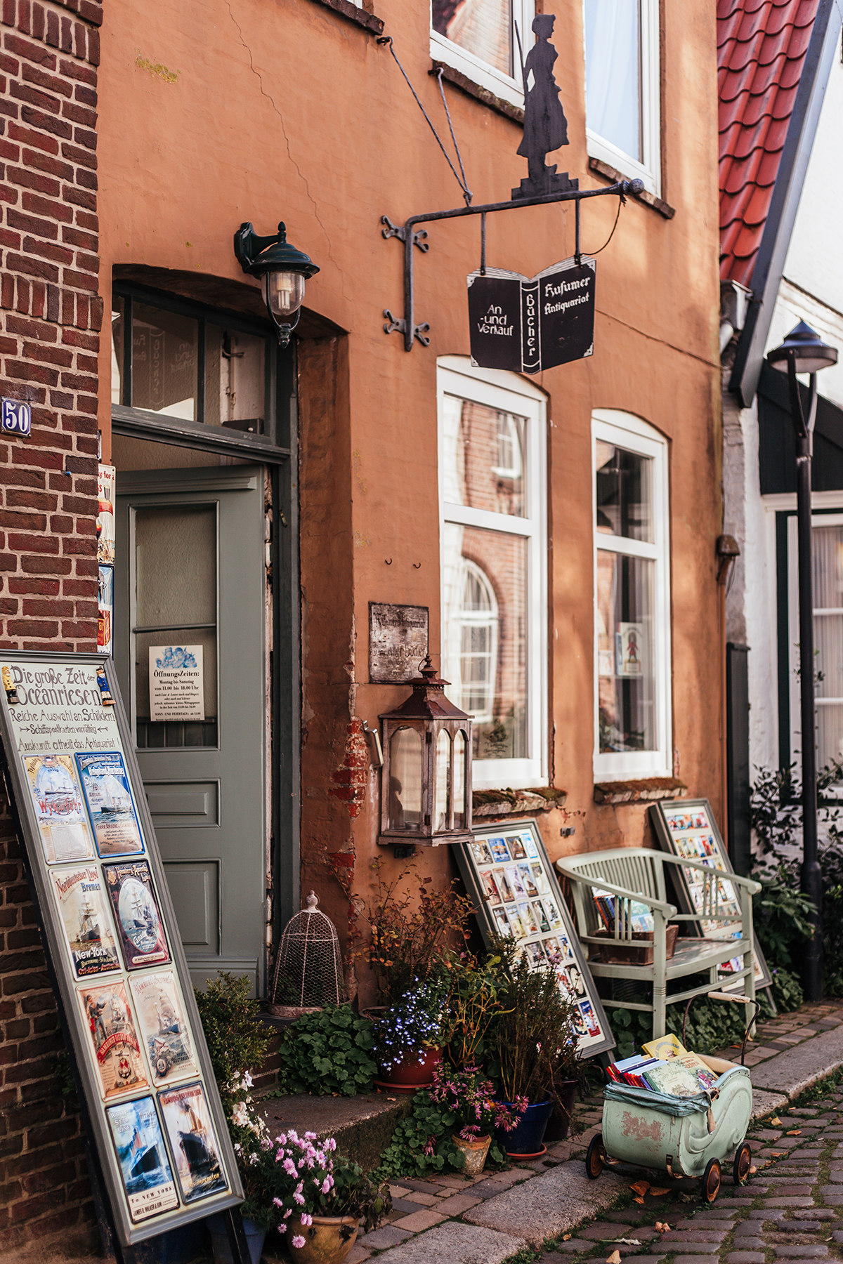 Die Außenfassade des Antiquariats Streblow in Husum