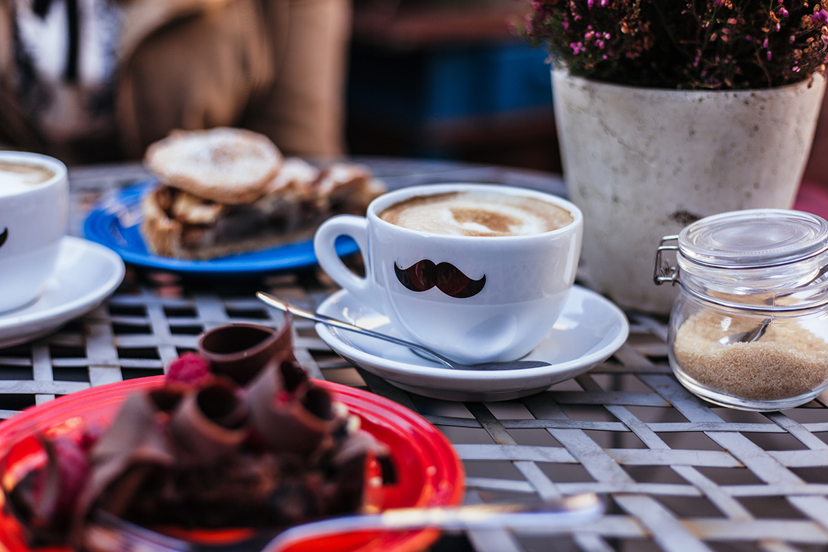 Schnurrbart-Tasse Künstlercafé Husum