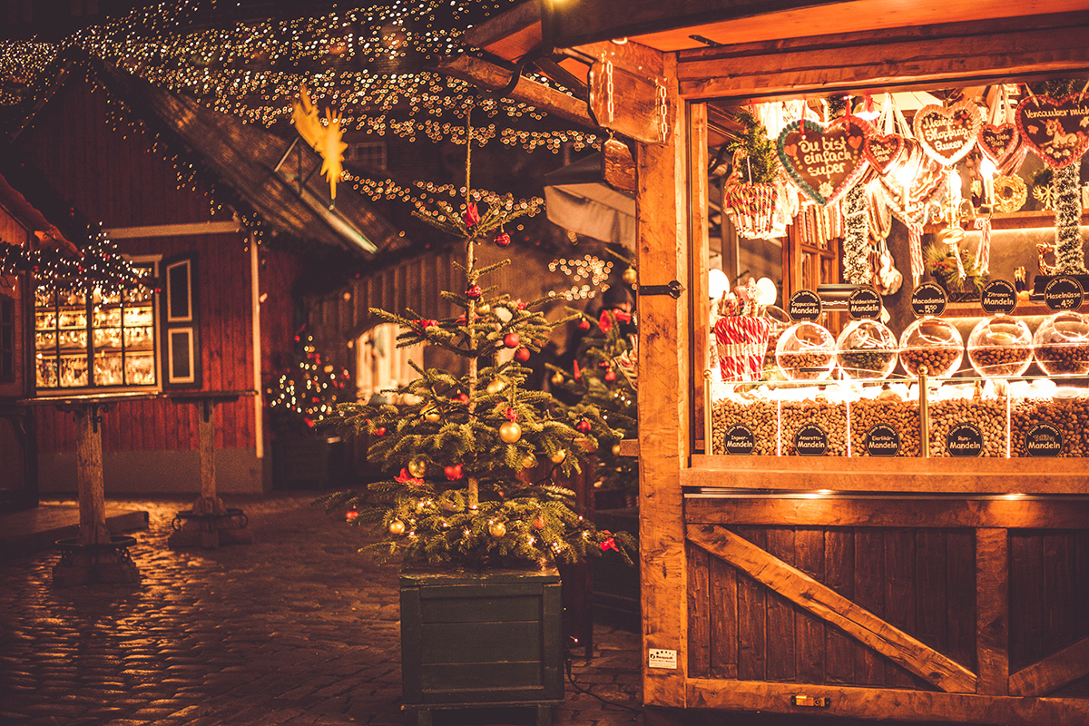 Schlendere jetzt mit mir durch die geschmückten Altstadtstraßen und über den wunderschönen Lübecker Weihnachtsmarkt. Dort wartet ein neuer Geheimtipp!