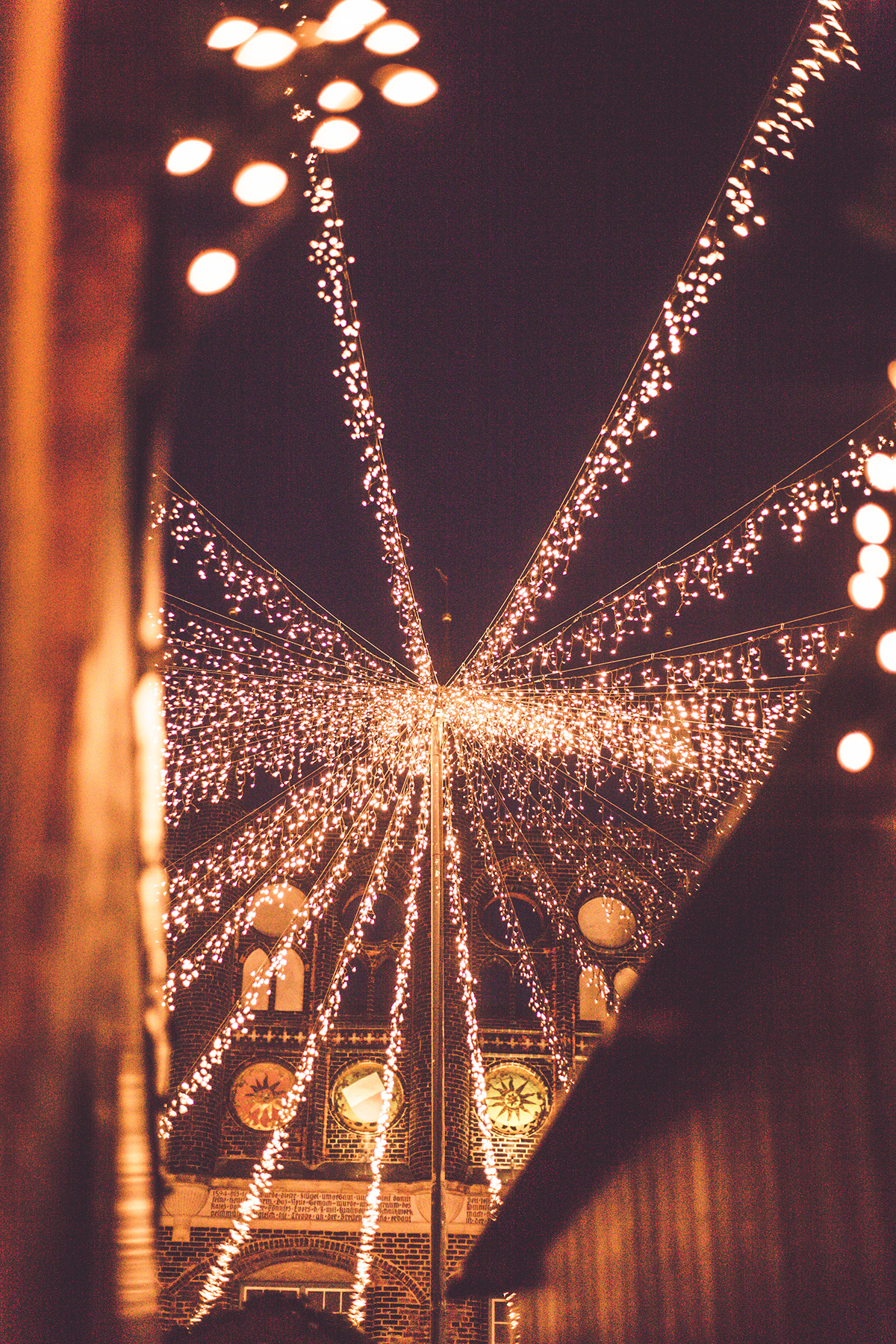 Schlendere jetzt mit mir durch die geschmückten Altstadtstraßen und über den wunderschönen Lübecker Weihnachtsmarkt. Dort wartet ein neuer Geheimtipp!