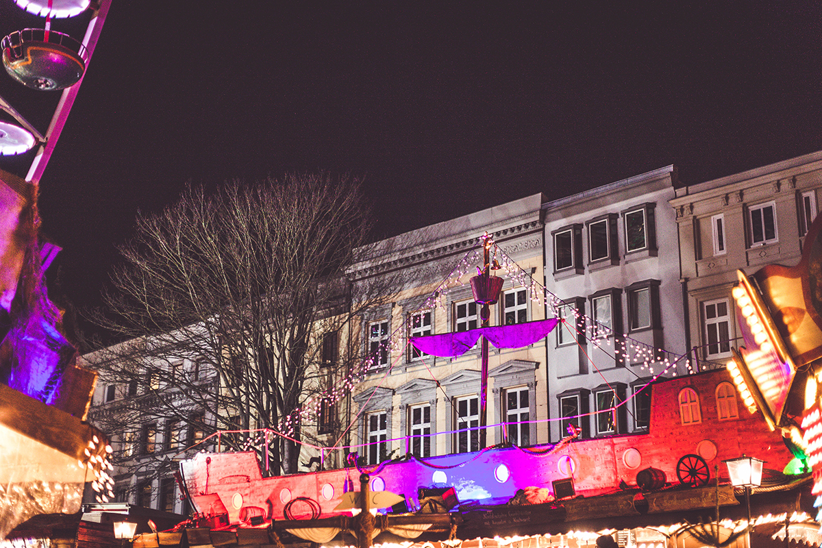 Schlendere jetzt mit mir durch die geschmückten Altstadtstraßen und über den wunderschönen Lübecker Weihnachtsmarkt. Dort wartet ein neuer Geheimtipp!