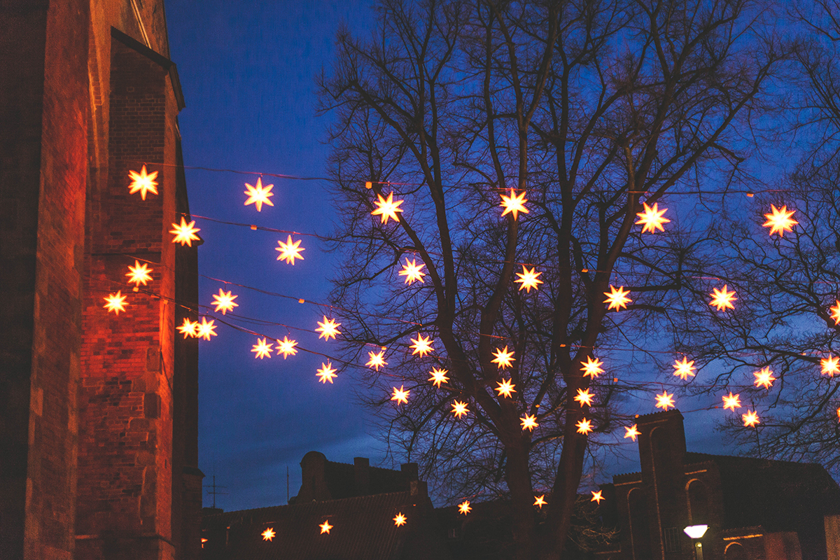 Schlendere jetzt mit mir durch die geschmückten Altstadtstraßen und über den wunderschönen Lübecker Weihnachtsmarkt. Dort wartet ein neuer Geheimtipp!