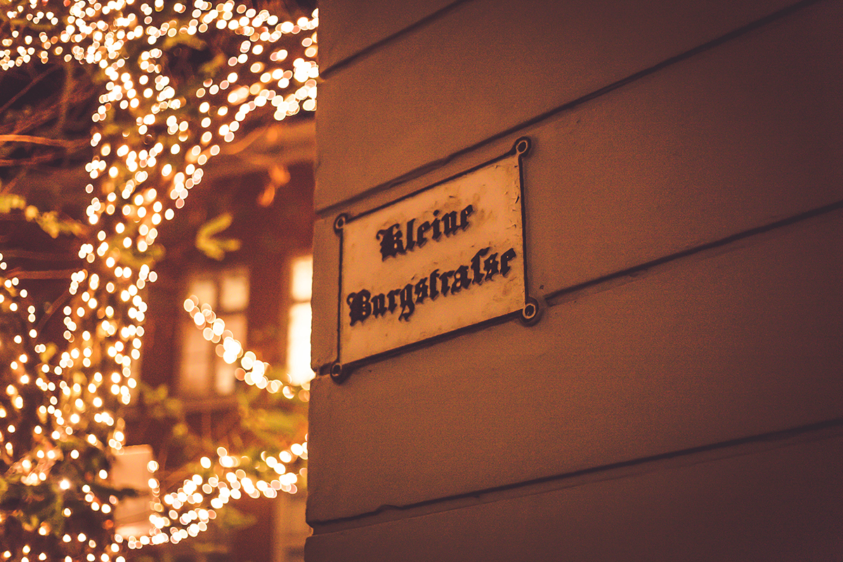 Schlendere jetzt mit mir durch die geschmückten Altstadtstraßen und über den wunderschönen Lübecker Weihnachtsmarkt. Dort wartet ein neuer Geheimtipp!