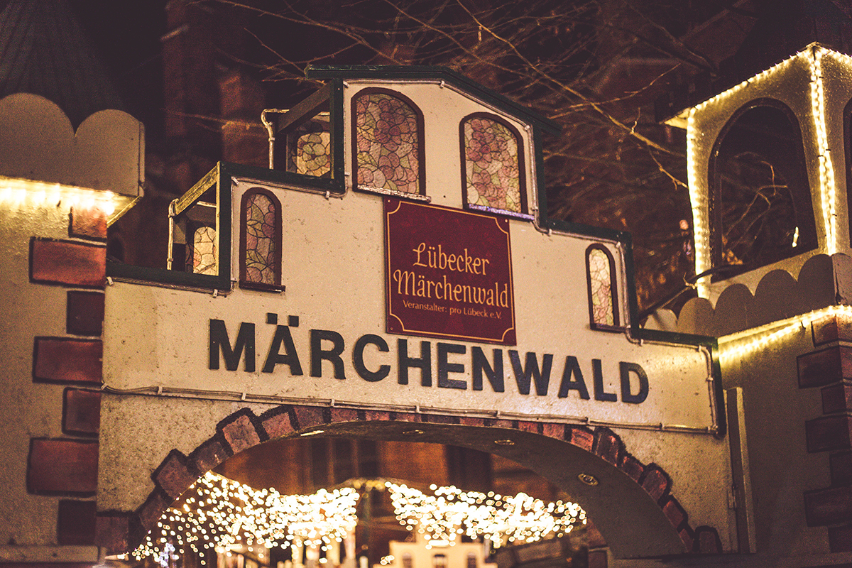 Schlendere jetzt mit mir durch die geschmückten Altstadtstraßen und über den wunderschönen Lübecker Weihnachtsmarkt. Dort wartet ein neuer Geheimtipp!