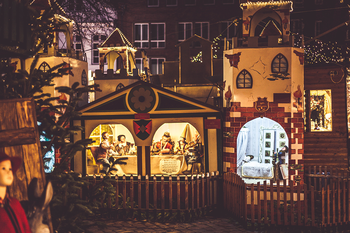 Schlendere jetzt mit mir durch die geschmückten Altstadtstraßen und über den wunderschönen Lübecker Weihnachtsmarkt. Dort wartet ein neuer Geheimtipp!