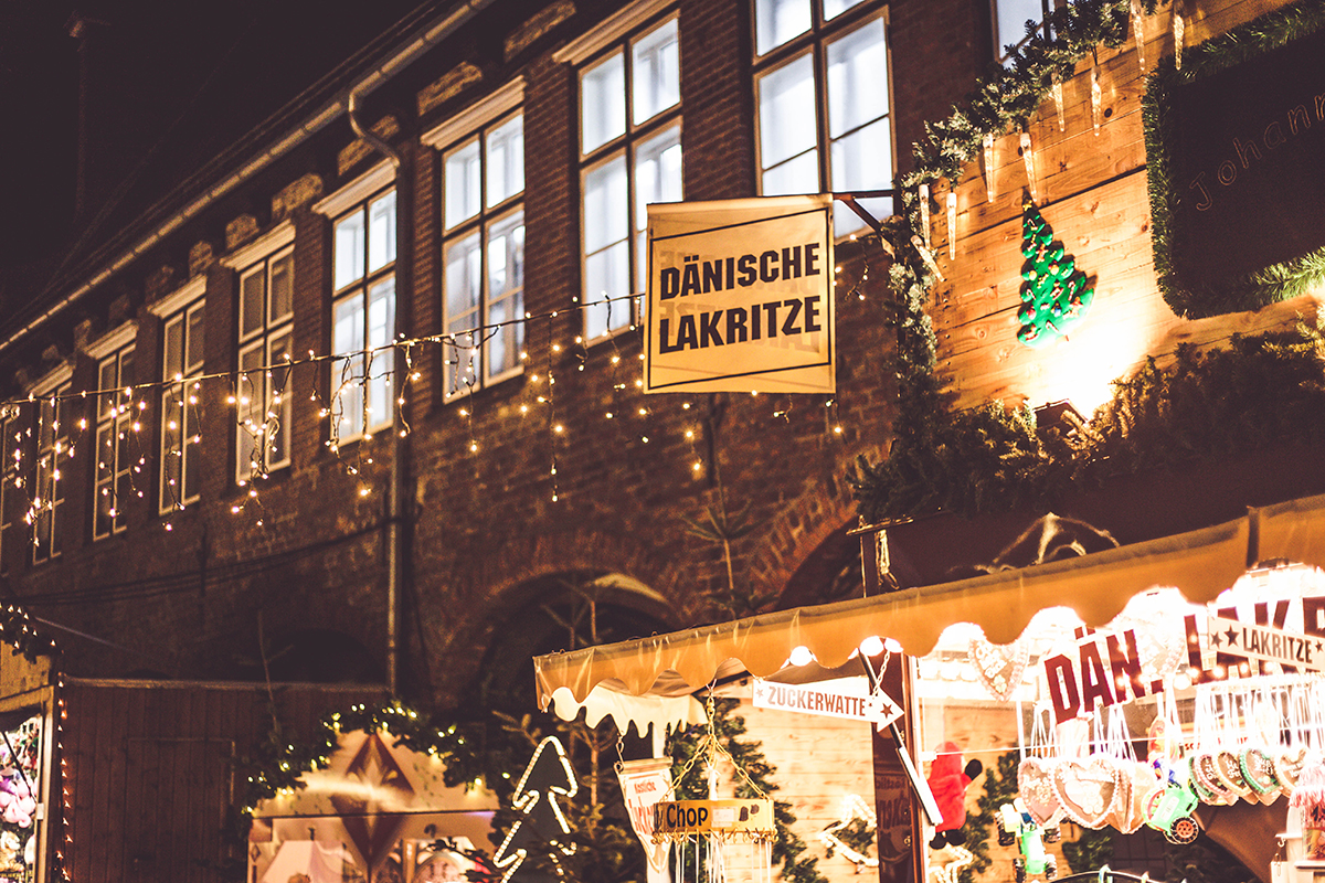 Schlendere jetzt mit mir durch die geschmückten Altstadtstraßen und über den wunderschönen Lübecker Weihnachtsmarkt. Dort wartet ein neuer Geheimtipp!