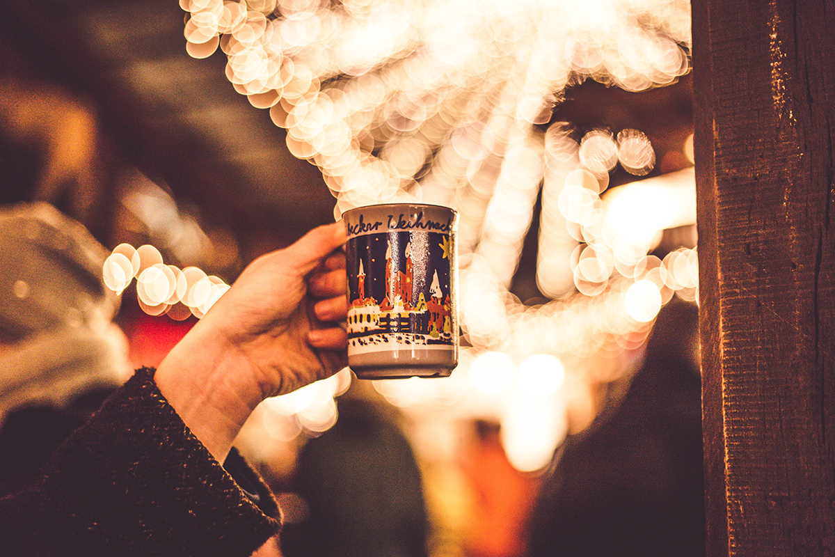 Schlendere jetzt mit mir durch die geschmückten Altstadtstraßen und über den wunderschönen Lübecker Weihnachtsmarkt. Dort wartet ein neuer Geheimtipp!