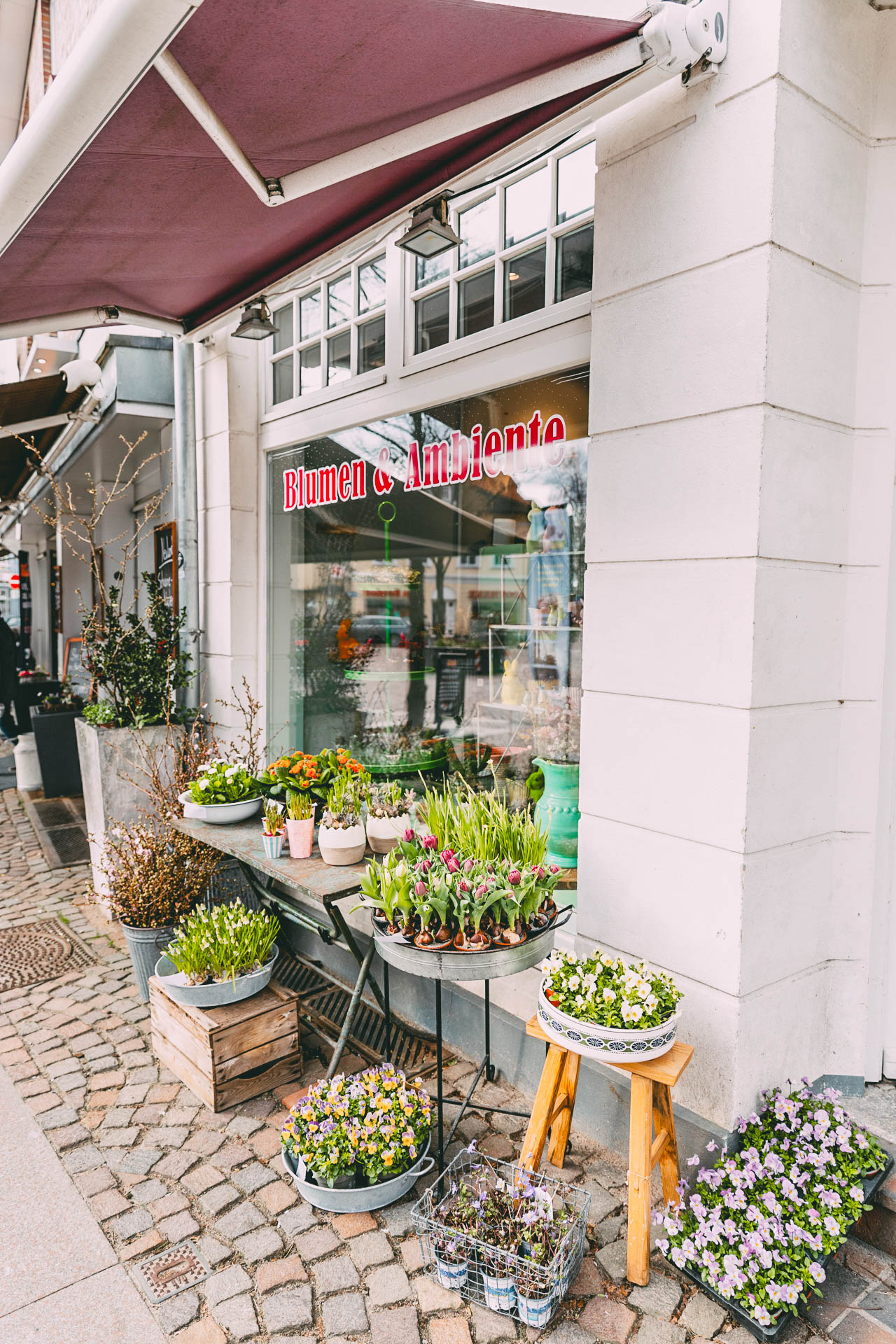 Die Außenansicht des Geschäfts Blumen und Ambiente in Ahrensburg. 