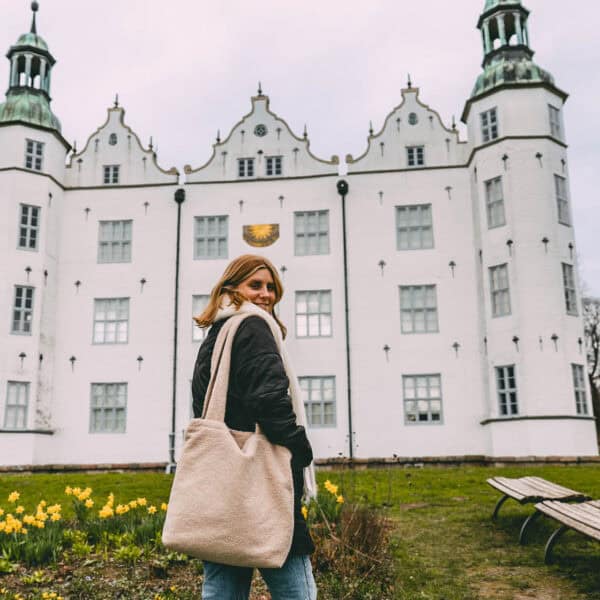 Maya vor dem Schloss Ahrensburg