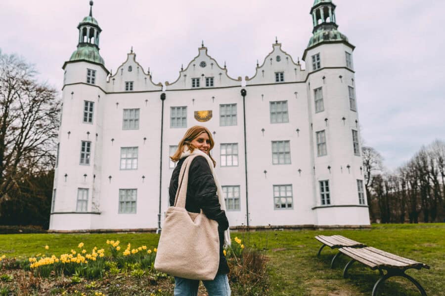 Maya vor dem Schloss Ahrensburg