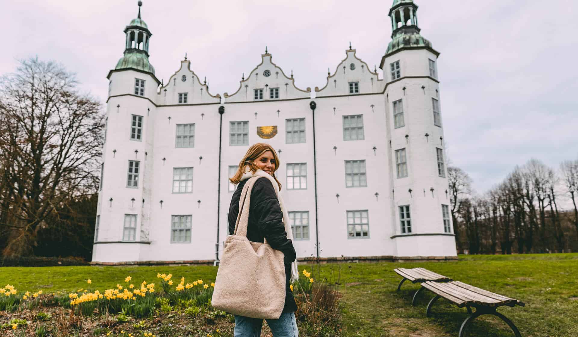 Maya vor dem Schloss Ahrensburg