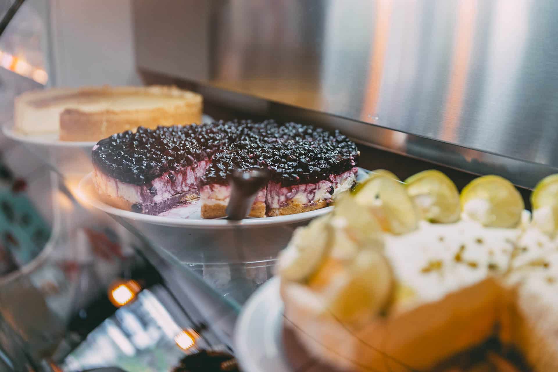 Eine Auswahl an Kuchen und Torten in der Vitrine des Café Cuccuma in Ahrensburg