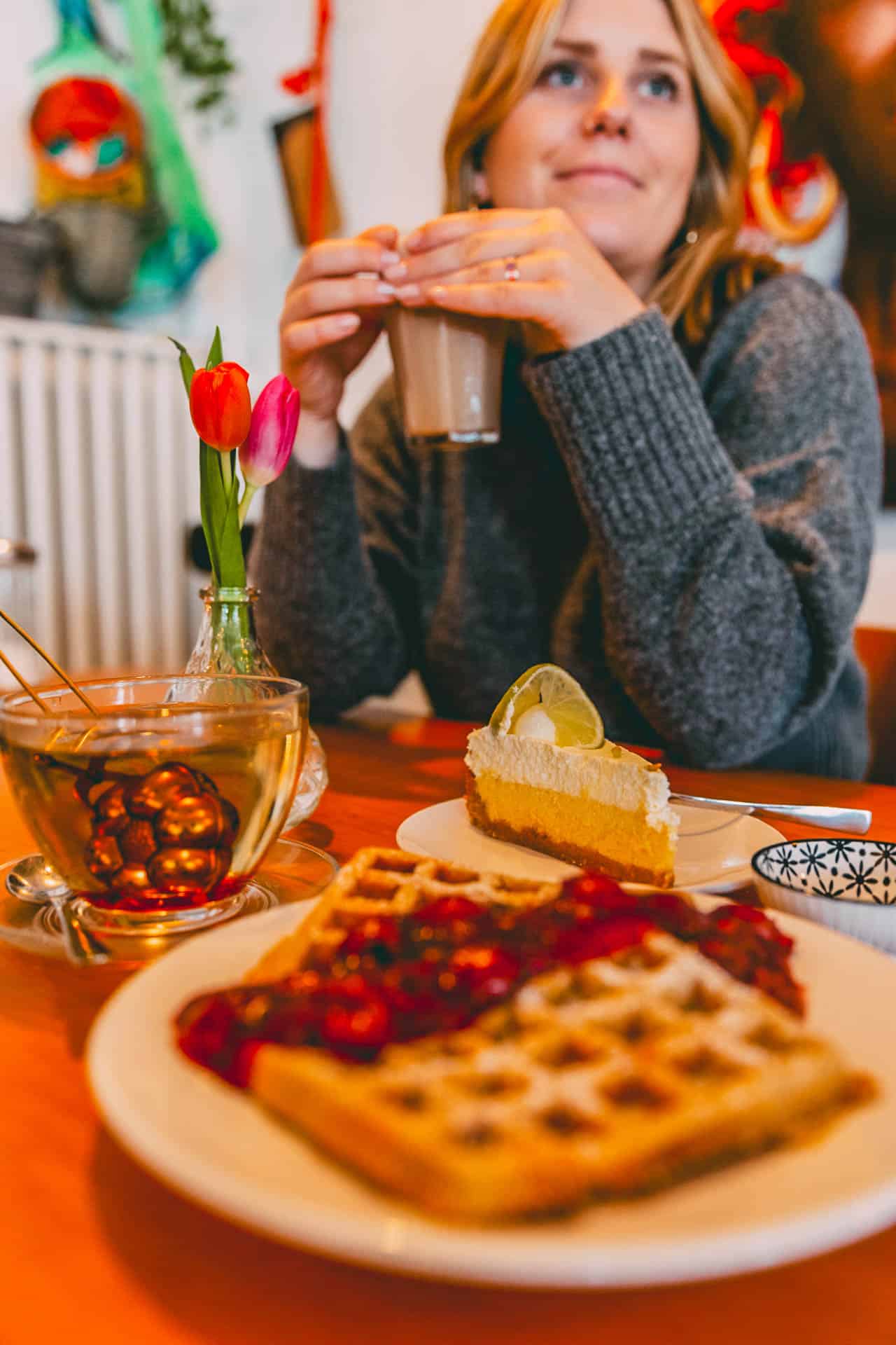 Limettentorte und Waffeln mit Kirschen im Café Cuccuma 