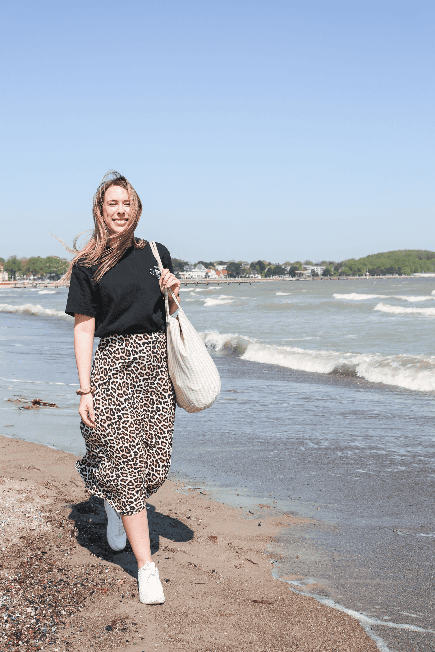 Finja T. spaziert am Strand von Travemünde entlang