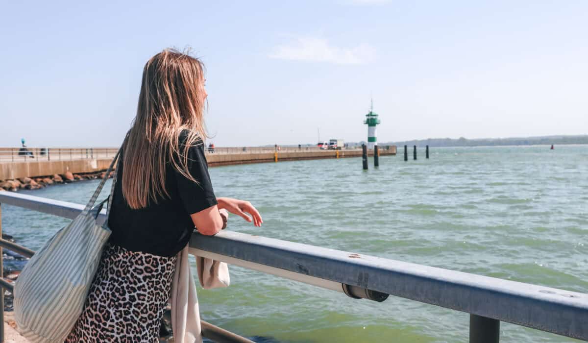 Finja T. blickt auf die Mole am Strand von Travemünde