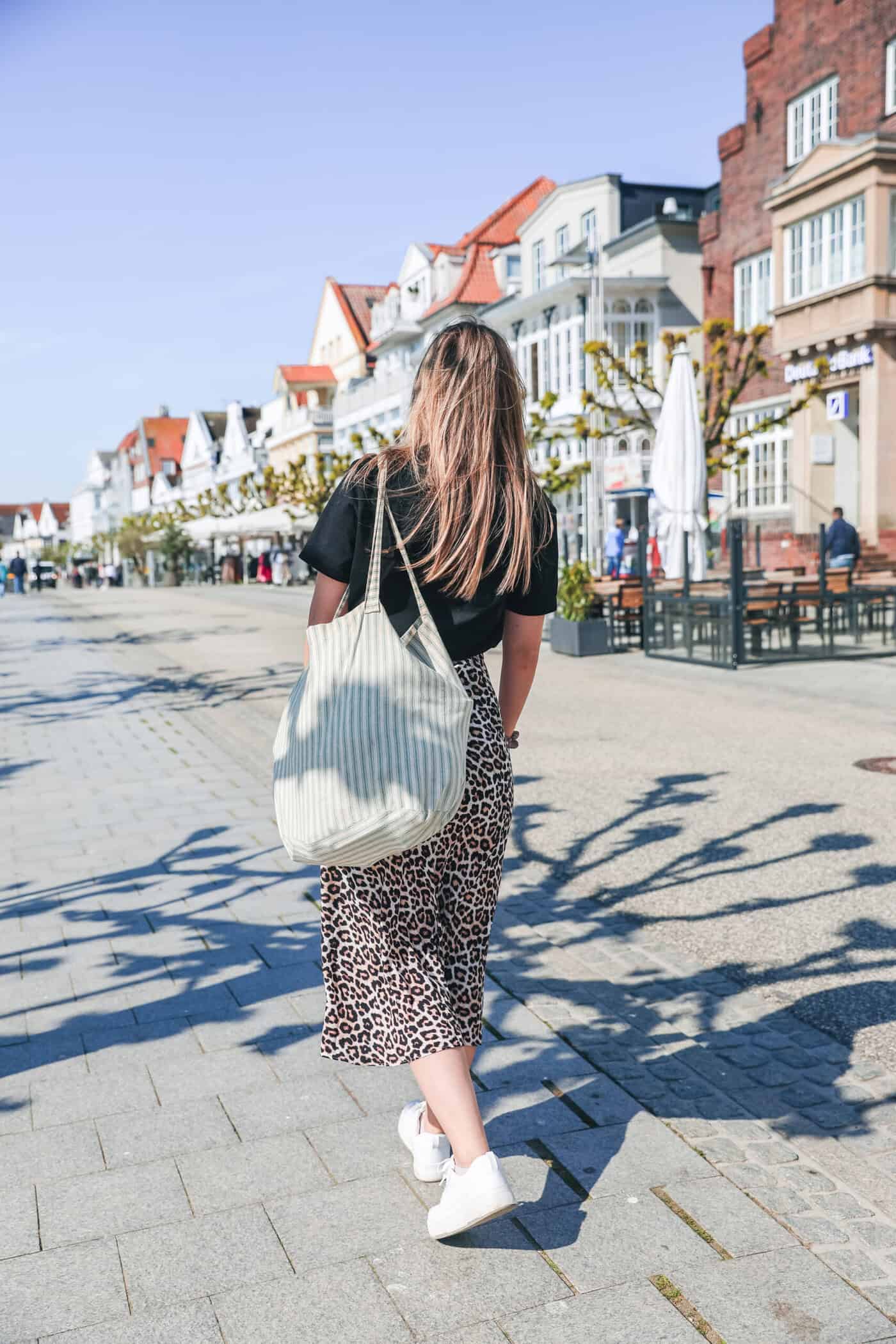 Finja T. setzt ihren Ausflug nach Travemünde mit einem Bummel entlang der Vorderreihe fort