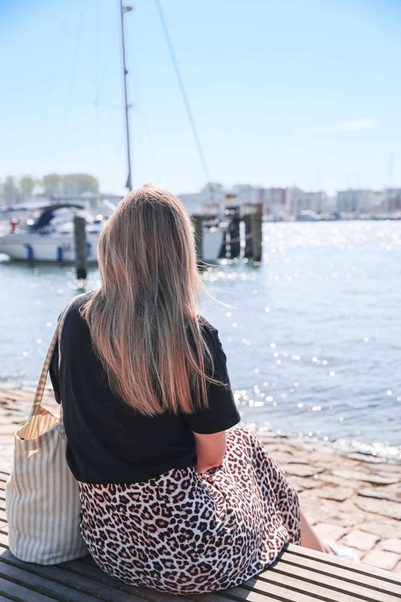 Finja T. blickt auf ein Segelschiff im Hafen von Travemünde